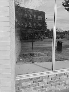 afspejling, Hovedgade, glas, arkitektur, bygning udvendig, bygget struktur, vindue, dag, by, ingen mennesker, glas - materiale, bygning, udendørs, natur, gade, sti, gennemsigtig, fortov, træ, boligområde, væg, plante, 1080P, CC0, offentligt domæne, royaltyfrie