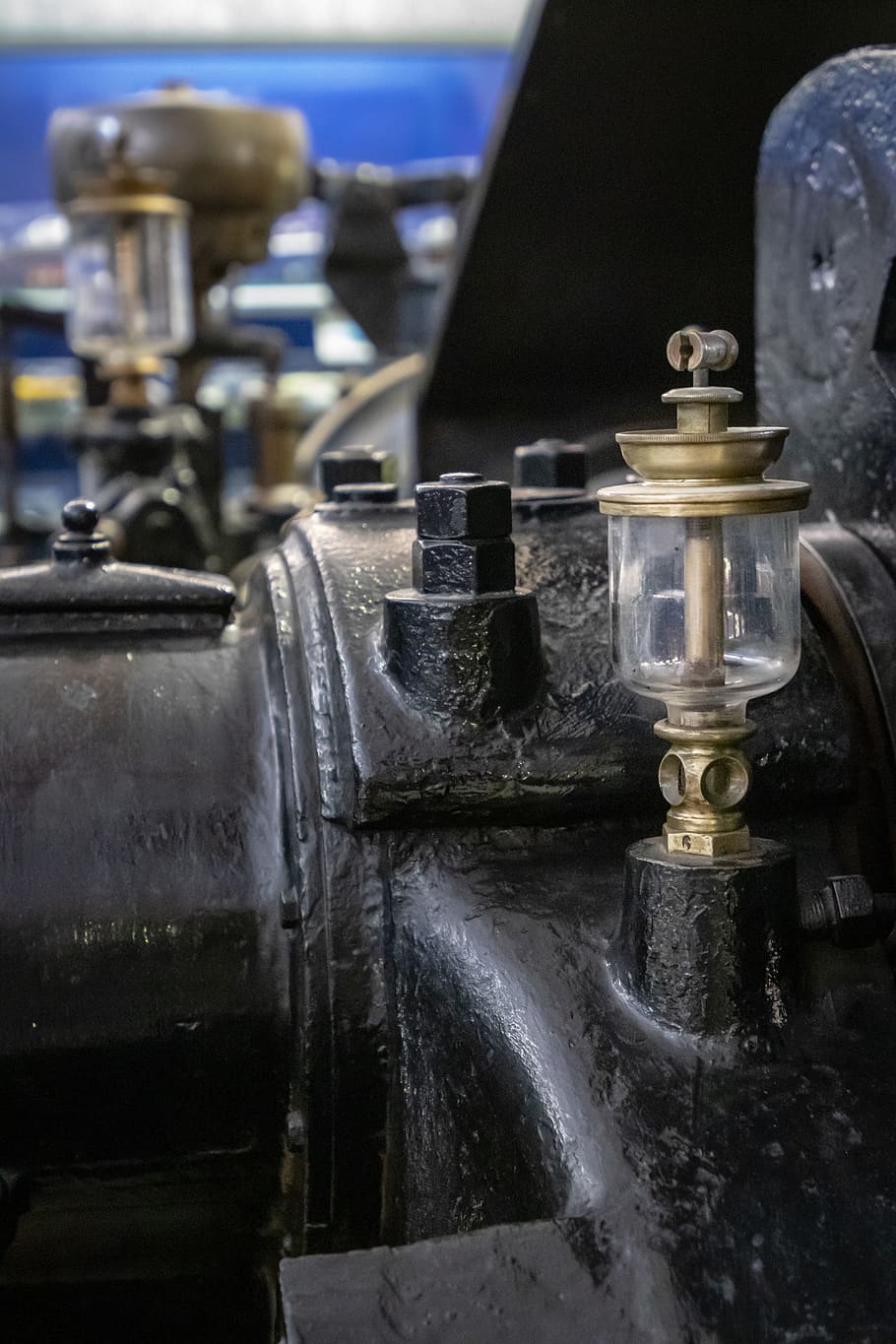 stroj, motor, uvnitř, budova, továrna, hnací hřídel, čerpadlo, bronz, dřez, válec, dřez baterie, klepněte na, soustruh, hydrant, rez, plynové čerpadlo, zrcadlo, potrubí, květ, kov, nikdo, způsob dopravy, vlak, přeprava, stroje, parní vlak, starý, železniční dopravy, pozemního vozidla, den, vlak - vozidlo, detail, retro stylu, pohyb, zaměřit se na popředí, venku, Příroda, tekoucí voda, ocel, 5K