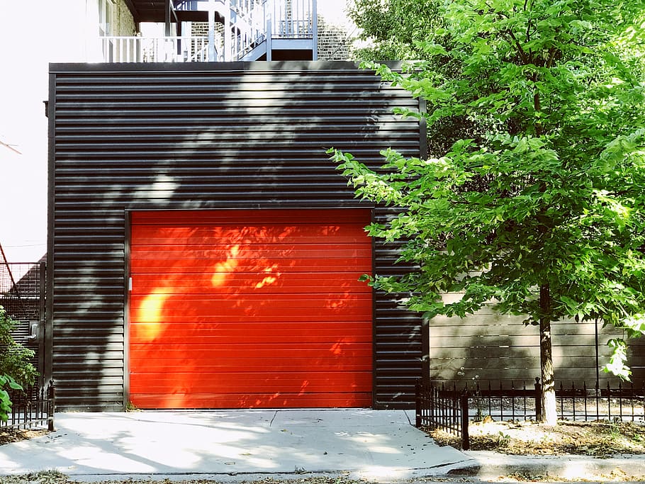 vermell, tancat, persiana de porta, garatge, Chicago, edifici, Estats Units, 1960 n howe st, casa, arbre, obturador, calçada, habitatge, arquitectura, urbà, carrer, ciutat, porta vermella, planta, tanca, verd, estructura construïda, exterior de l'edifici, cap gent, naturalesa, dia, a l'aire lliure, entrada, llum solar, signe, barri residencial, porta, creixement, exterior d’edifici d’oficines, 4K