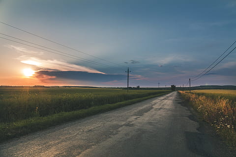 Šedá, prázdný, silnice, pole, mrak, mraky, zataženo, země, venkov, svítání, denní světlo, soumrak, večer, tráva, horizont, krajina, světlo, venku, venkovský, letní, slunce, západ slunce, cestovat, způsob, nebe, cesta vpřed, směr, mrak - nebe, klidné scény, klid, přeprava, krása v přírodě, životní prostředí, scenics - příroda, kabel, Příroda, přistát, elektřina, nikdo, perspektiva, zdroj napájení, telefonní linka, 5K, CC0, veřejná doména, bez autorských práv