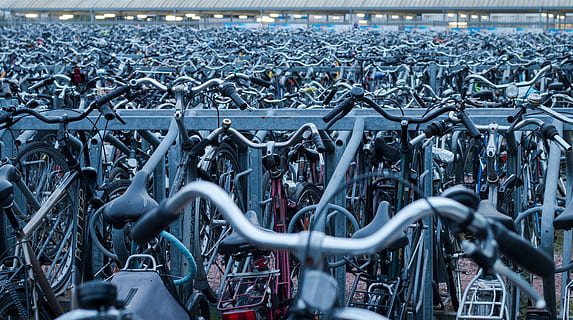 nog steeds, items, dingen, fietsen, parkeren, fiets, vervoer, metaal, wijze van transport, selectieve aandacht, grote groep objecten, stationair, landvoertuig, geen mensen, veiligheid, overvloed, bescherming, buitenshuis, focus op achtergrond, stad, dag, verbinding, sport, architectuur, wiel, 4K, CC0, publiek domein, royaltyvrij
