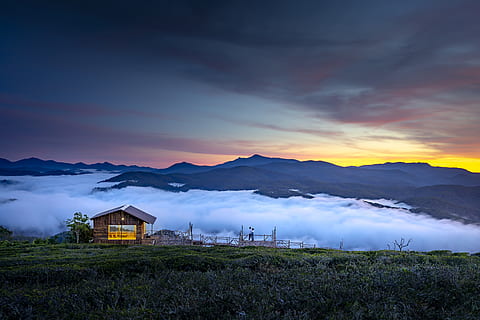 Marrone, di legno, Cottage, verde, campagna, nuvole, Cloudscape, luce del giorno, crepuscolo, sera, erba, Casa, paesaggio, montagna, natura, all'aperto, persone, panoramico, cielo, skyscape, sole, Alba, tramonto, viaggio, scenics - natura, nuvola - cielo, bellezza nella natura, la tranquillità, scena tranquilla, architettura, struttura costruita, ambiente, costruzione, nessuno, scena non urbana, esterno dell'edificio, idilliaco, catena montuosa, 8K, CC0, dominio pubblico, privo di copyright