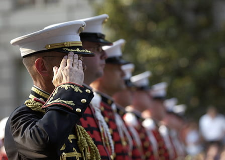 Hommes, noir, jaune, costume d'armée, permanent, ligne, jour, forces armées, armée, macro, homme, militaire, parade, personnes, saluer, en portant, Vêtements, chapeau, mise au point sélective, journée, performance, portrait, adulte, fête, en plein air, uniforme, photo du visage, culture artistique et divertissement, la musique, se concentrer sur le premier plan, en jouant, gouvernement, membre humain, 1080P, CC0, domaine public, libre de droits