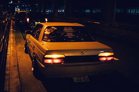 berlina bianca, auto, Osaka, Taxi, mezzi di trasporto, veicolo, automobile, Giappone, strada, marciapiede, passerella, sentiero, pittura leggera, notte, macchina vintage, auto modificate, vista stradale, Esplorare, illuminato, modo di trasporto, città, veicolo a motore, architettura, veicolo terrestre, via della città, esterno dell'edificio, vita di città, struttura costruita, nessuno, in movimento, crepuscolo, 5K, CC0, dominio pubblico, privo di copyright