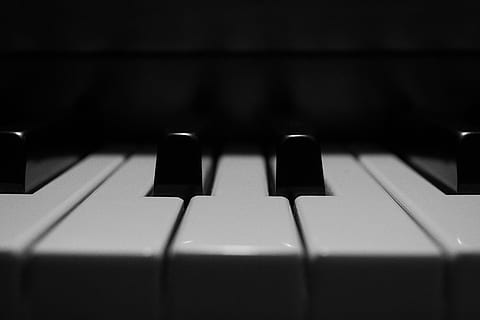 toetsenbord, computer, computer hardware, hardware, elektronica, piano, vrijetijdsactiviteiten, muziekinstrument, grote piano, beschouwend, zwart en wit, piano toetsen, muziek-, instrument, rechtopstaande piano, snoepgoed, banketbakkerij, voedsel, goud, kunst cultuur en entertainment, muziekuitrusting, pianotoets, detailopname, binnenshuis, toetsenbord instrument, zwarte kleur, geen mensen, selectieve aandacht, studio, witte kleur, technologie, opnamestudio, achtergronden, synthesizer, focus op de voorgrond, nachtleven, stadium, 4K, CC0, publiek domein, royaltyvrij