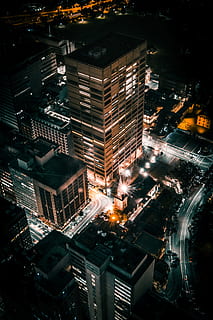 bangunan, struktur, infrastruktur, pembentukan, hotel, kota, urban, Arsitektur, seni, kaca, tanaman, pohon, kendaraan, mobil, kecepatan, Pandangan atas, pos, lampu, jalan, lampu lalu lintas, perjalanan, angkutan, eksterior bangunan, struktur yang dibangun, diterangi, malam, Cityscape, tampilan sudut tinggi, eksterior gedung perkantoran, tidak ada orang, modern, panjang tinggi, kantor, pencakar langit, kehidupan kota, menara, di luar rumah, distrik keuangan, 5K, CC0, domain publik, bebas royalti