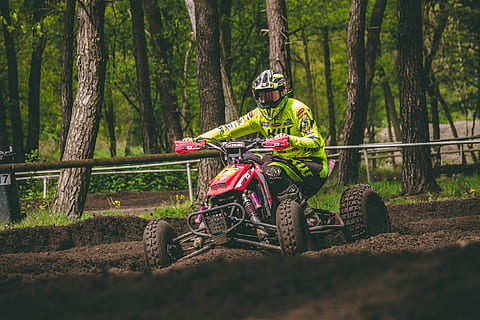 persona che usa atv, veicolo, atv, mezzi di trasporto, motociclo, motocross, panchina, quadrilatero, persona, sport, viaggio, 4 ruote, bicicletta, mx croce, trasporto, pista sterrata, concorrenza, occhiali, casco, scooter, strada, albero, foresta, terra, pianta, modo di trasporto, persone reali, una persona, veicolo terrestre, tronco d'albero, tronco, giorno, natura, copricapo, attività di svago, bosco, vista frontale, crescita, equitazione, all'aperto, 5K, CC0, dominio pubblico, privo di copyright