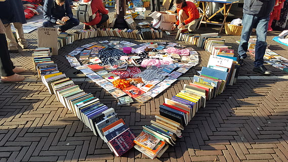 llibres de títols assortits, venda al detall, vista d’angle alt, mercat, elecció, a la venda, gran grup d'objectes, abundància, persones incidentals, Paradeta, variació, negocis, arranjament, negoci petit, dia, persones reals, col · lecció, venda, carrer, grup de persones, comprar, a l'aire lliure, visualització al detall, mercat de carrer, consumisme, 5K, CC0, domini públic, lliure de regalies