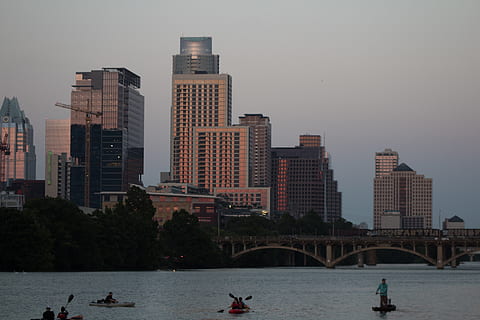 liv, austin, texas, sommer, sol, træ, sø, flod, flodbred, solnedgang, skyline, arkitektur, smuk, solrig, kajak, båd, himmel, summerlife, Direkte, vibe, bygget struktur, bygning udvendig, vand, gruppe af mennesker, by, rigtige mennesker, havnefronten, natur, bygning, kontorbygning udvendig, mennesker, høj - høj, gruppe, herrer, skyskraber, nautiske fartøj, udendørs, bybilledet, 5K, CC0, offentligt domæne, royaltyfrie