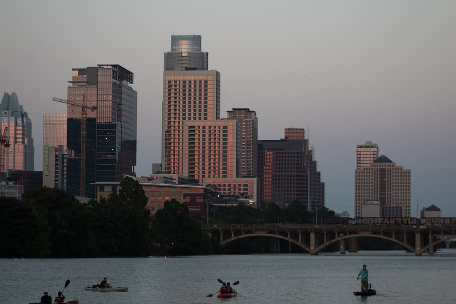 liv, austin, texas, sommer, sol, træ, sø, flod, flodbred, solnedgang, skyline, arkitektur, smuk, solrig, kajak, båd, himmel, summerlife, Direkte, vibe, bygget struktur, bygning udvendig, vand, gruppe af mennesker, by, rigtige mennesker, havnefronten, natur, bygning, kontorbygning udvendig, mennesker, høj - høj, gruppe, herrer, skyskraber, nautiske fartøj, udendørs, bybilledet, 5K