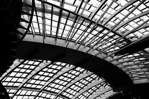 budova, architektura, okno, střešní okno, schodiště, střecha, oblouk, strop klenby, klenutý, veranda, zelená, město, v centru města, městský, apsida, továrna, koridor, pergola, patio, stavba, uvnitř, strop, nízký úhel pohledu, vzor, den, nikdo, sklo - materiál, slunečního světla, moderní, architektonický prvek, design, železniční stanice, průhledný, celý rám, architektura a umění, 5K, CC0, veřejná doména, bez autorských práv