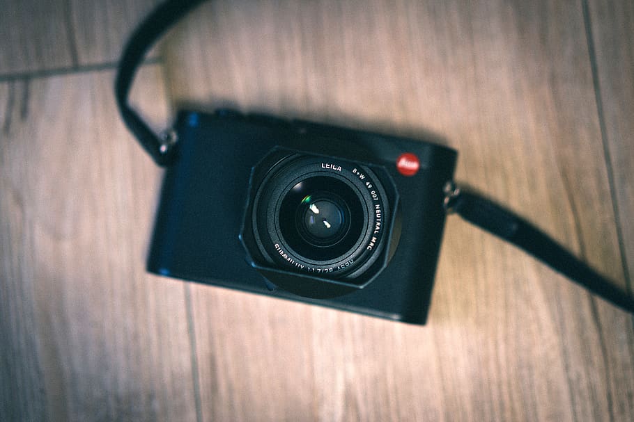 กล้องเล็งและยิงสีดำ, กล้อง, อิเล็กทรอนิกส์, รัด, กล้องดิจิตอล, LEICA, leicaq, การถ่ายภาพ, ภาพถ่าย, 라이카, 라이카 Q, เลนส์กล้อง, กล้องวิดีโอ, อะแดปเตอร์, เว็บแคม, เครื่องหมาย, เครื่องหมายการค้า, สัญลักษณ์, จอภาพ, ซิป, ฝาปิดเลนส์, เทคโนโลยี, ธีมการถ่ายภาพ, กล้อง - อุปกรณ์ถ่ายภาพ, ในบ้าน, ไม้ - วัสดุ, อุปกรณ์ถ่ายภาพ, ใกล้ชิด, เลนส์ - เครื่องมือแสง, ตาราง, ไม่มีคน, มุมมองมุมสูง, เนื้อไม้, สีดำ, อุปกรณ์บันทึกเสียง, ยังมีชีวิตอยู่, วัฒนธรรมศิลปะและความบันเทิง, กล้อง slr, 4K