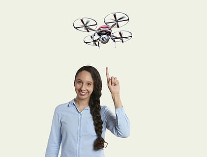 CCTV, quadcoptère, caméra, drone, voler, robot, multicoptère, télécommande, vol, exploration, en train de regarder, espion, avion, loisir, hélice, des vis, vol de drone, technique, électronique, des postes, publicité, montrer du doigt, lever la main, élever, produit, soutien, souriant, sourire, femme, isolé, Jeune, affaires, sur de soi, vente, acheter, filiale, service client, regardant, regarder la caméra, une personne, portrait, prise de vue en studio, espace de copie, vue de face, à l'intérieur, la taille, permanent, jeune adulte, bonheur, femmes, émotion, adulte, jeune femme, en portant, coupé, Vêtements décontractés, coiffure, 1080P, CC0, domaine public, libre de droits