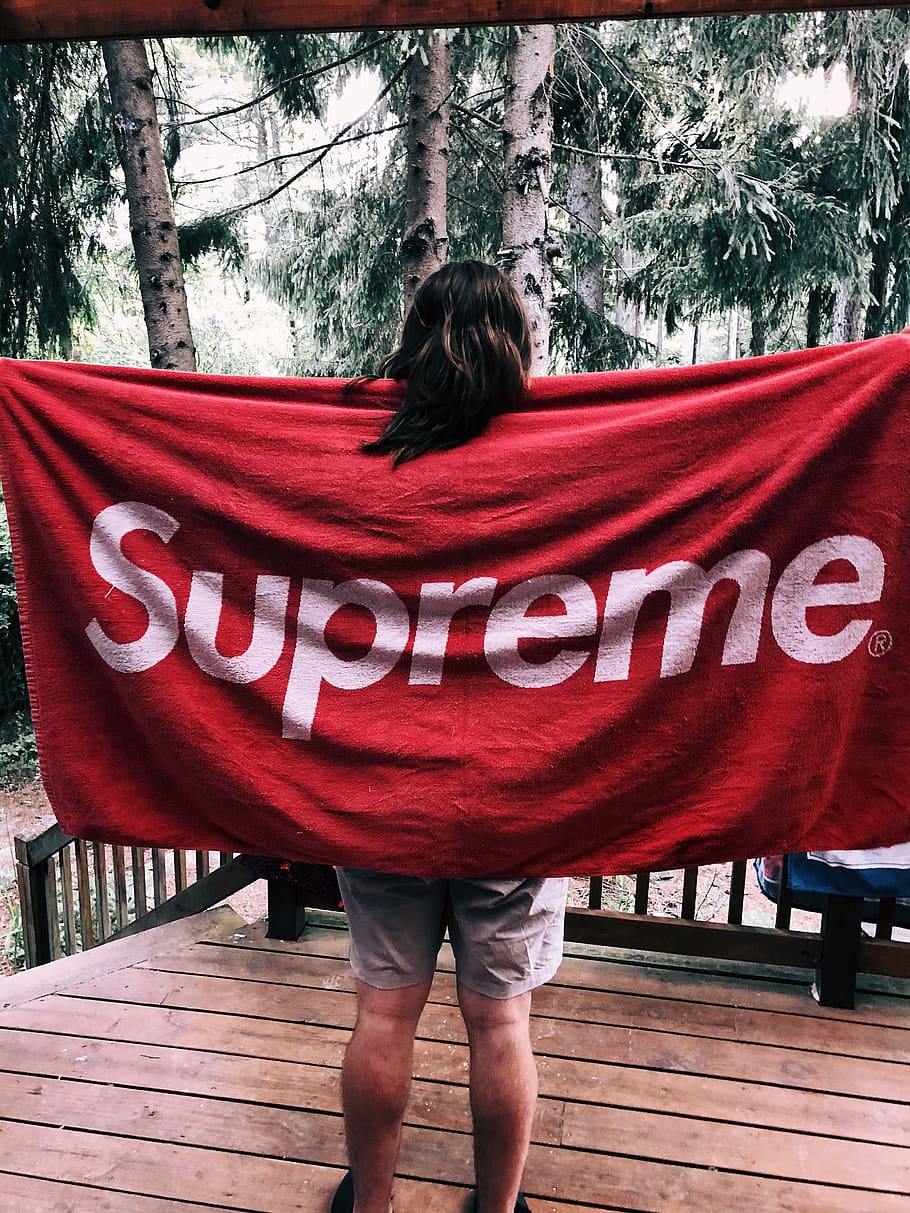 estiu, suprem, persones reals, una persona, vista del darrere, activitat d'oci, estils de vida, vermell, comunicació, text, de peu, dia, longitud completa, roba casual, arbre, dones, a l'aire lliure, adult, naturalesa, guió occidental, material de fusta, pentinat, 4K