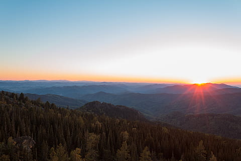 zonsondergang, zon, stralen, de schittering, bergen, hoekpunten, altai, Rusland, schittering, pieken, Belokurikha, hemel, schoonheid in de natuur, scenics - natuur, berg-, rustige scène, kalmte, landschap, niet-stedelijke scène, boom, geen mensen, natuur, milieu, fabriek, idyllisch, bergketen, zonlicht, kopie ruimte, Bos, buitenshuis, Lens flare, naaldboom, 5K, CC0, publiek domein, royaltyvrij