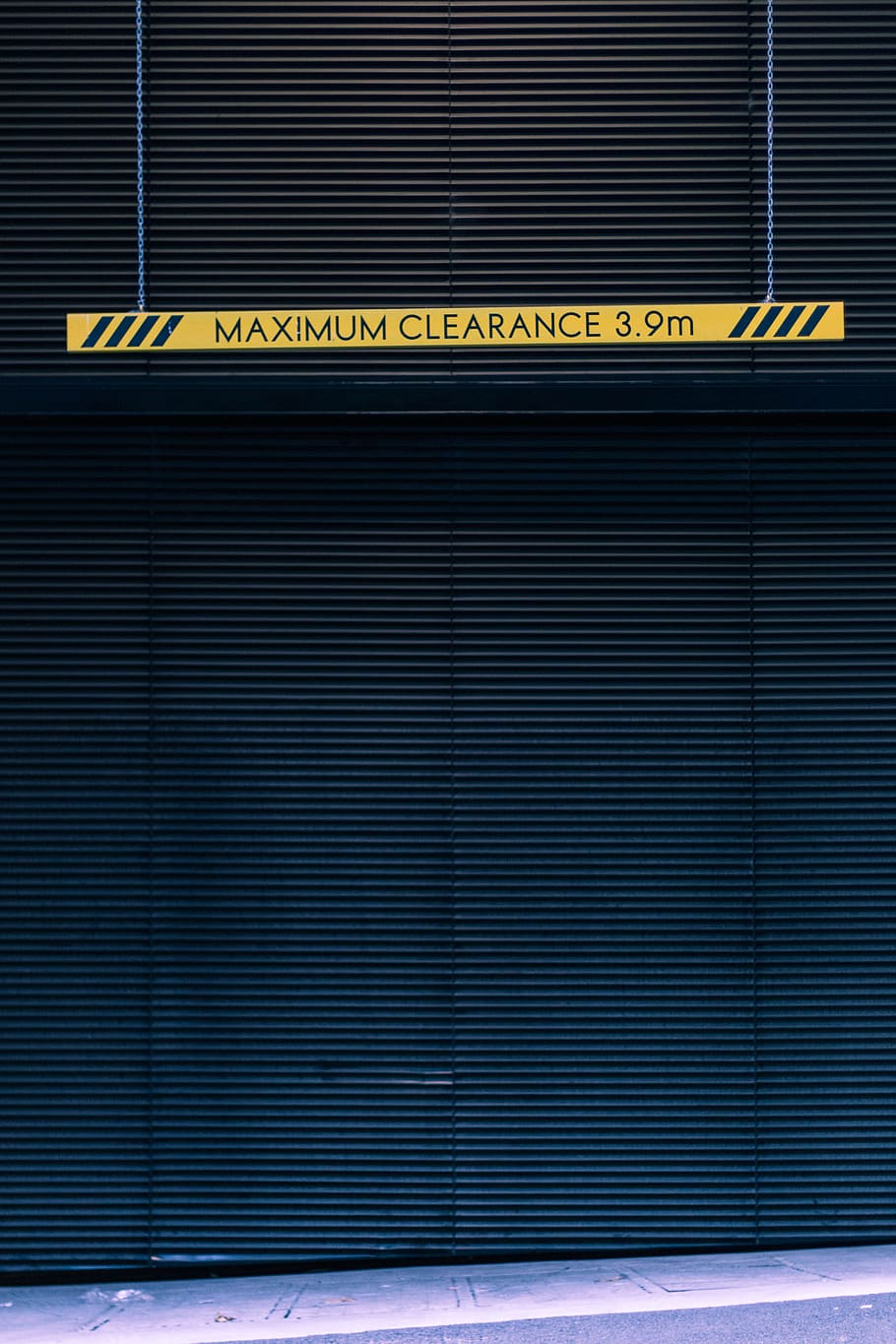 puerta de persiana gris, ventana, obturador, cortina, Australia, Melbourne, decoración del hogar, modelo, negro, oscuro, esfera, texto, persiana, garaje, ropa, vestir, trajes de baño, mueble, escritorio, mesa, amplificador, comunicación, escritura occidental, firmar, nadie, tecnología, arquitectura, antecedentes, estación de metro, información, adentro, de color negro, fotograma completo, transporte, compras, señal de información, estructura construida, la seguridad, letra mayúscula, estación, 2K