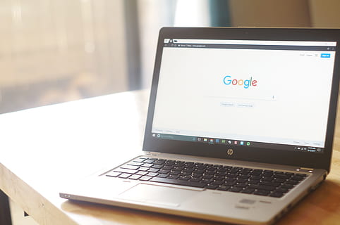 google, bærbar, computer, søgemaskine, teknologi, forbindelse, trådløs teknologi, meddelelse, bord, indendørs, fokus på forgrunden, bærbarhed, tæt på, internet, ingen mennesker, bærbar informationsenhed, computer netværk, skrivebord, møbel, forretning, bekvemmelighed, dag, 4K, CC0, offentligt domæne, royaltyfrie