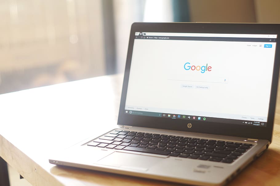 Google, portàtil, ordinador, motor de cerca, tecnologia, connexió, tecnologia sense fils, comunicació, taula, a l'interior, centrar-se en primer pla, portabilitat, primer pla, Internet, cap gent, dispositiu d’informació portàtil, xarxa d’ordinadors, escriptori, mobles, negocis, comoditat, dia, 4K