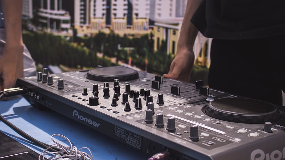 borrosa, fons, primer pla, consola, fons borrós, control, deejay, dj, dj mixer, electrònica, equipament, a l'interior, instrument, barrejar, mesclador, panell de barreja, modern, música, panell, festa, persona, so, mesclador de so, estèreo, commutadors, tecnologia, plats giratoris, una persona, cultura i entreteniment artístic, equip de gravació de so, equip d’àudio, persones reals, secció mitjana, ocupació, registre, taula giratòria, mà humana, part del cos humà, centrar-se en primer pla, dia, mà, vida nocturna, club dj, barreja, dit, 5K