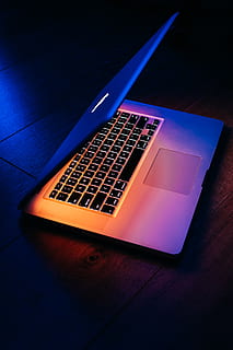 Apfel, dunkel, MacBook, Profi, Beleuchtung, Neon-, Nacht-, Arbeit, Produkt, kommerziell, Geschäft, Technik, Tastatur, Laptop, Clever, Arbeitsablauf, Technologie, Kommunikation, Computer, Verbindung, kabellose Technologie, drinnen, Tabelle, Computerausrüstung, High Angle View, Computer Tastatur, keine Leute, Blau, Internet, Holz - Material, Computernetzwerk, tragbares Informationsgerät, Portabilität, Stillleben, globale Kommunikation, elektrische Ausrüstung, 5K, CC0, gemeinfrei, lizenzfrei
