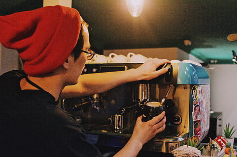 home, utilitzant, màquina de cafè exprés, humà, persona, Kazakhstan, astana, pub, tassa de cafè, tassa, comptador de barres, treballador, restaurant, roba, barman, bol, electrònica, pantalla, monitor, cafeteria, sofà, una persona, persones reals, a l'interior, tirada al cap, música, estils de vida, celebració, activitat d'oci, cultura i entreteniment artístic, habilitat, adult, vista lateral, homes, tecnologia, retrat, rendiment, concentració, instrument musical, adult jove, 4K, CC0, domini públic, lliure de regalies