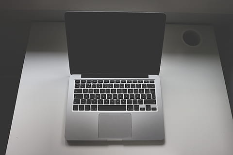 휴대용 퍼스널 컴퓨터, 컴퓨터, 과학 기술, 전자 제품, 표, 작업, 책상, 사업, 사무실, 무선 기술, 실내, 연결, 통신, 건반, 컴퓨터 키보드, 컴퓨터 장비, 휴대용 정보 장치, 아무도, 닫다, 높은 각도보기, 정물, 바로 위, 컴퓨터 모니터, 현대, 5K