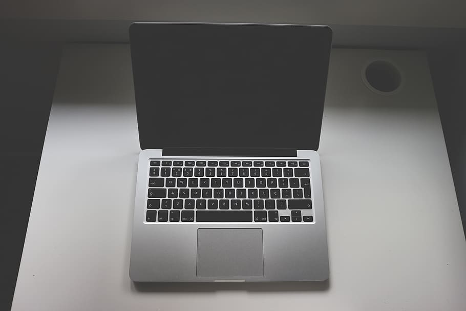 휴대용 퍼스널 컴퓨터, 컴퓨터, 과학 기술, 전자 제품, 표, 작업, 책상, 사업, 사무실, 무선 기술, 실내, 연결, 통신, 건반, 컴퓨터 키보드, 컴퓨터 장비, 휴대용 정보 장치, 아무도, 닫다, 높은 각도보기, 정물, 바로 위, 컴퓨터 모니터, 현대, 5K