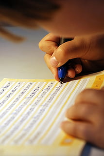 devoirs, écrire, école, éducation, étudiants, apprendre, main humaine, une personne, main, partie du corps humain, mise au point sélective, Vrais gens, à l'intérieur, en portant, doigt, doigt humain, fermer, partie du corps, stylo, la communication, modes de vie, livre, texte, publication, personne méconnaissable, clou, 4K, CC0, domaine public, libre de droits