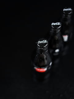 drie coca-colaflessen, zwarte achtergrond, studio opname, binnenshuis, geen mensen, detailopname, selectieve aandacht, zout - kruiden, kruiderij, kopie ruimte, stilleven, Zout schudder, eenvoud, glas - materiaal, tafel, glas, eten en drinken, enkel object, zwarte kleur, alcohol, fles, 5K, CC0, publiek domein, royaltyvrij