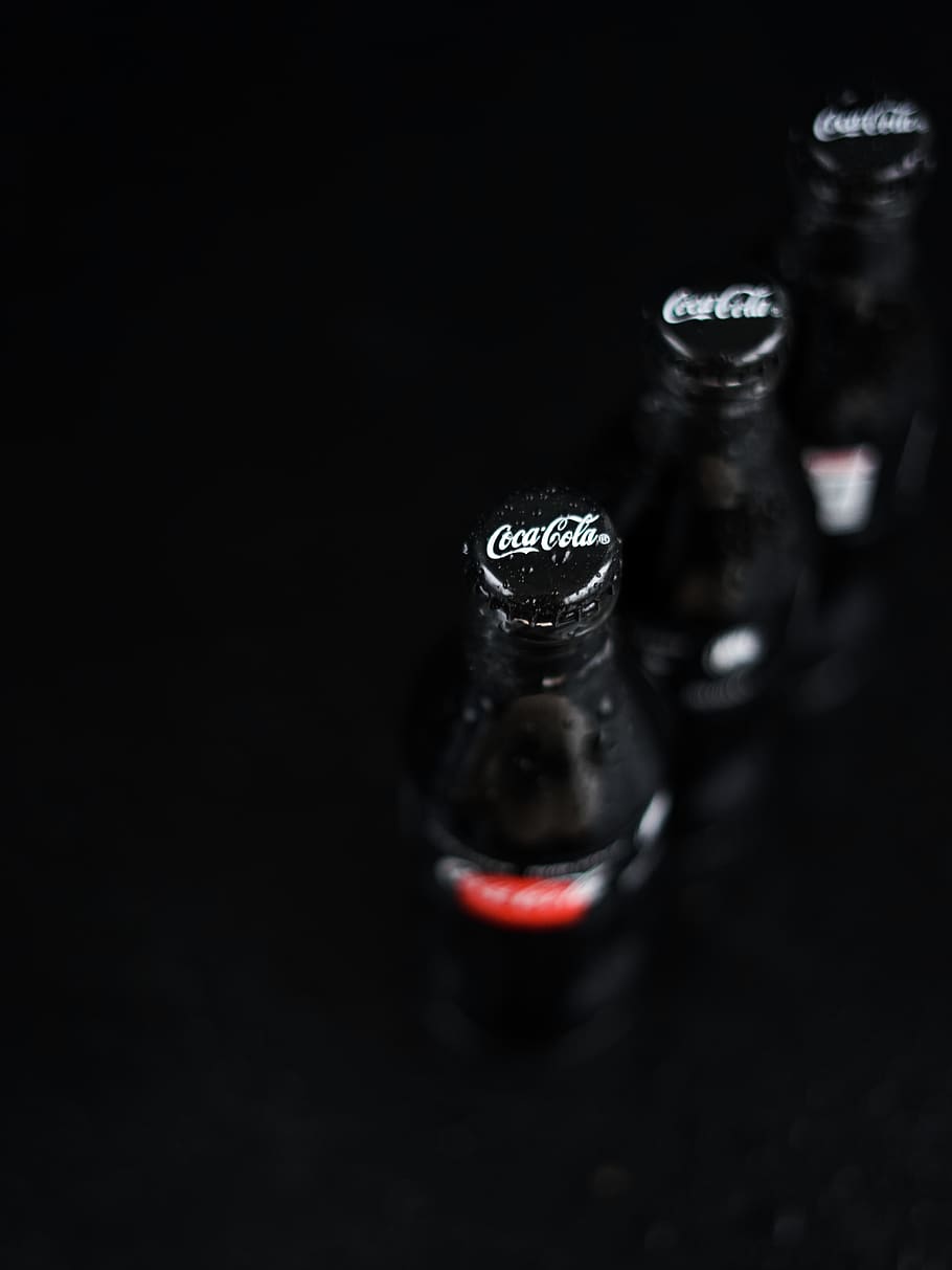 kolme coca-cola-pulloa, musta tausta, studio ammuttu, sisällä, ei ihmisiä, lähikuva, valikoiva tarkennus, suola - mauste, mauste, kopiointitila, asetelma, suolasirotin, yksinkertaisuus, lasi - materiaali, pöytä, lasi-, ruoka ja juoma, yksi kohde, musta väri, alkoholi, pullo, 5K