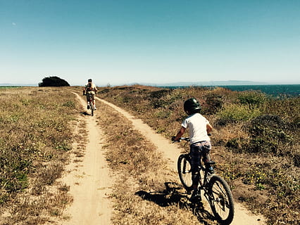 Esplorare, esplorando, avventura, padre, figlio, famiglia, California, estate, bicicletta, giro, costa, Pacifico, costa ovest, oceano, scogliera, parco, mezzi di trasporto, cielo, persone reali, attività di svago, stili di vita, equitazione, retrovisore, veicolo terrestre, sport, natura, terra, giorno, strada, uomini, paesaggio, viaggio, modo di trasporto, cielo sereno, all'aperto, 2K, CC0, dominio pubblico, privo di copyright