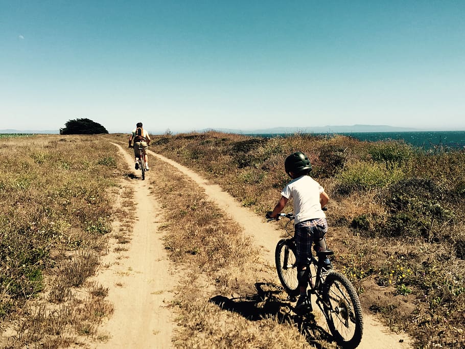 explorar, explorant, aventura, pare, fill, família, Califòrnia, estiu, bicicleta, passeig, Costa, línia de costa, pacífic, Costa oest, oceà, penya-segat, parc, transport, cel, persones reals, activitat d'oci, estils de vida, muntar a cavall, vista del darrere, vehicle terrestre, esport, naturalesa, terra, dia, carretera, homes, paisatge, viatjar, manera de transport, cel clar, a l'aire lliure, 2K