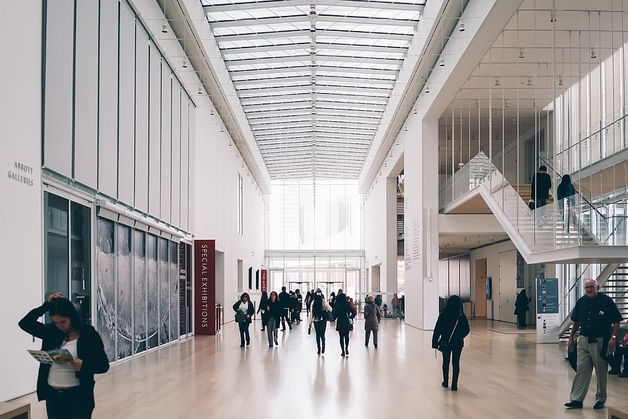 gent, endavant, passadís, concret, edifici, arquitectura, sostre, els viatgers, articles de vidre, a l'interior, endins, modern, oficina, escala, sistema de metro, terminal, urbà, finestres, grup de persones, persones reals, estructura construïda, homes, dones, gran grup de persones, caminar, multitud, adult, viatjar, estils de vida, dia, activitat d'oci, arcade, sòls, 4K
