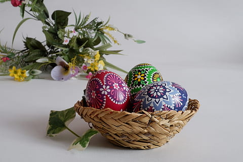 Ostereier, Osterdeko, Osterei, Frohe Ostern, Osterei malen, Frühling, bunte Ostereier, sorbische Ostereier, Wachstechnik, Ei, Osterdekoration, Korb, drinnen, Stillleben, Essen und Trinken, Lebensmittel, Studioaufnahme, Container, Ostern, keine Leute, Frische, Muster, Nahansicht, weißer Hintergrund, Korbweide, Blatt, Kunst und Handwerk, Kreativität, Blumenmuster, Versuchung, 4K, CC0, gemeinfrei, lizenzfrei