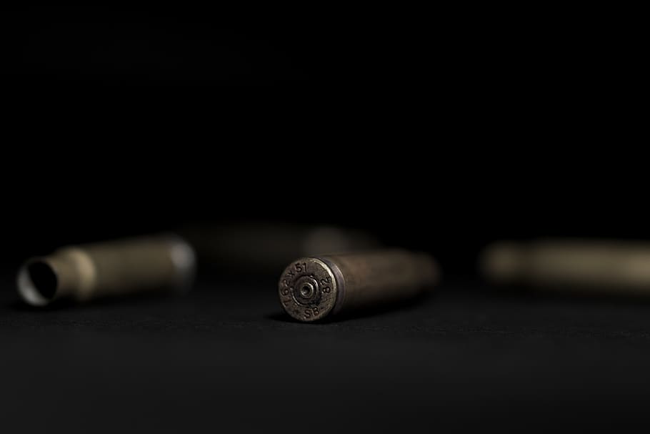 brass-bullet případy, detail, kov, uvnitř, nikdo, jeden objekt, stůl, kulka, střelivo, selektivní zaměření, kopie prostor, černé pozadí, finance, dřevo - materiál, pracovního nástroje, starý, studio shot, šroub, zbraň, zaměřit se na popředí, podnikání, 4K