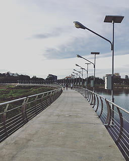 persone, a piedi, mezzo, sentiero, architettura, ponte, nuvole, ambiente, recinto, guida, all'aperto, marciapiede, prospettiva, cielo, lampioni, luci stradali, urbano, passerella, modo, lampione, la strada davanti, direzione, nuvola - cielo, strada, prospettiva decrescente, ringhiera, attrezzatura per l'illuminazione, natura, struttura costruita, giorno, mezzi di trasporto, di fila, acqua, nessuno, lungo, 2K, CC0, dominio pubblico, privo di copyright
