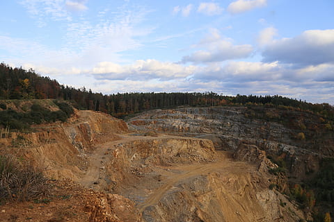 minedrift, fjernelse, industri, handelsvare, klippe, åben pit minedrift, natur, mine, bjerg, bakke, landskab, sky - himmel, himmel, miljø, scenics - natur, skønhed i naturen, rolig scene, ingen mennesker, dag, ikke-urbane scene, ro, udendørs, jord, geologi, horisont over land, høj vinkel visning, træ, fysisk geografi, rejsemål, eroderet, stenbrud, 5K, CC0, offentligt domæne, royaltyfrie