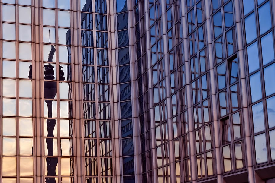 die Architektur, Fassade, Gebäude, Fenster, Stadt, modern, Wolkenkratzer, Haus, Düsseldorf, Glas, Bürogebäude, städtisch, hoch, Hausfassade, Struktur, Perspektive, Glasfenster, Spiegeln, Reflexion, Rheinturm, Glasfassaden, Glasfront, gebaute Struktur, Gebäudehülle, Flachwinkelansicht, Glas - Material, Tag, Bürogebäude außen, keine Leute, Büro, draußen, Natur, Himmel, hängend, Baugewerbe, Muster, direkt darunter, 5K