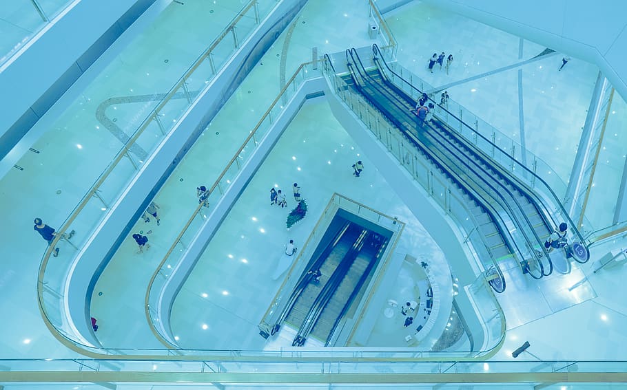 mercado, adentro, centro comercial, material de vidrio, grupo de personas, gente real, arquitectura, escalera, vista de ángulo bajo, estructura construida, moderno, personas incidentales, escalera mecánica, iluminado, persona irreconocible, edificio, barandilla, estilos de vida, transparente, multitud, techo, lujo, 5K