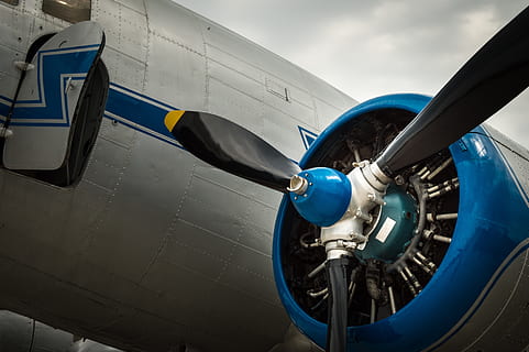 Flugzeug, Motor, Flug, Blau, fliegend, Himmel, dom, Flügel, Wolken, Luftfahrzeug, Transportmittel, Transport, Propeller, Tag, Nahansicht, keine Leute, Reise, draußen, Luft-und Raumfahrtindustrie, Flugzeugflügel, Natur, Düsentriebwerk, Fahrzeugteil, wolke - himmel, Maschinenteil, Ebene, silberfarben, 5K, CC0, gemeinfrei, lizenzfrei