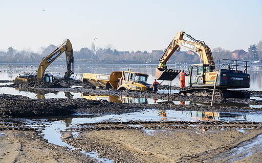 scavatrice, fango, scavando, macchina, acqua, macchine da cantiere, macchinario, motore della terra, industria di costruzioni, industria, sito di costruzione, bulldozer, mezzi di trasporto, giorno, natura, sviluppo, occupazione, sporco, cielo, modo di trasporto, incompleto, gru - macchine edili, veicolo di costruzione, all'aperto, attrezzatura da costruzione, demolito, 5K, CC0, dominio pubblico, privo di copyright