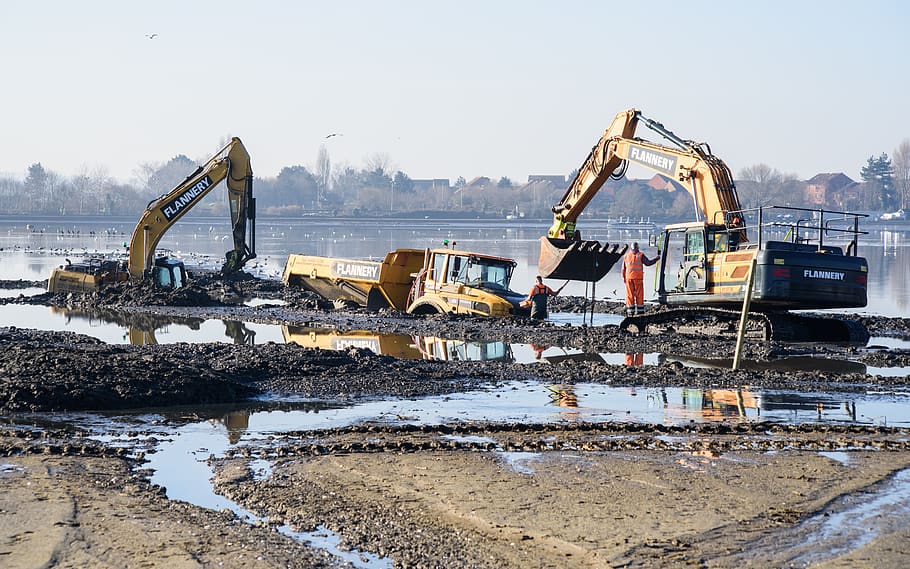 scavatrice, fango, scavando, macchina, acqua, macchine da cantiere, macchinario, motore della terra, industria di costruzioni, industria, sito di costruzione, bulldozer, mezzi di trasporto, giorno, natura, sviluppo, occupazione, sporco, cielo, modo di trasporto, incompleto, gru - macchine edili, veicolo di costruzione, all'aperto, attrezzatura da costruzione, demolito, 5K