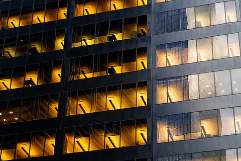 edificio in cemento grigio, architettura, illuminato, struttura costruita, fotogramma intero, nessuno, costruzione, Inquadratura dal basso, esterno dell'edificio, sfondi, notte, moderno, finestra, giallo, modello, vetro - materiale, all'aperto, riflessione, città, edificio per uffici esterno, ufficio, 2K, CC0, dominio pubblico, privo di copyright