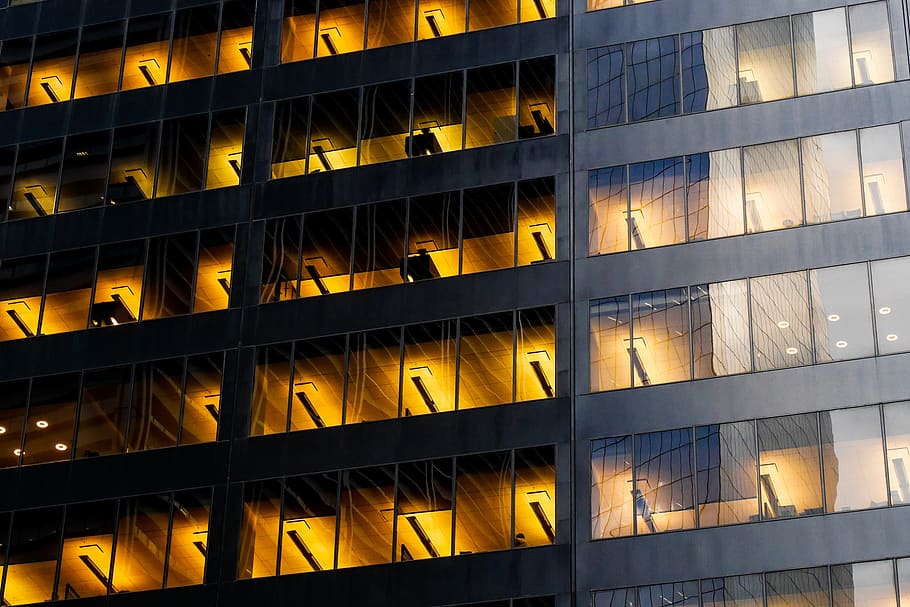 edificio in cemento grigio, architettura, illuminato, struttura costruita, fotogramma intero, nessuno, costruzione, Inquadratura dal basso, esterno dell'edificio, sfondi, notte, moderno, finestra, giallo, modello, vetro - materiale, all'aperto, riflessione, città, edificio per uffici esterno, ufficio, 2K
