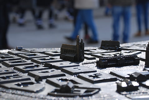 de cerca, foto, negro, tabla de piedra, fondo borroso, personas incidentales, día, ciudad, enfoque selectivo, calle, arquitectura, al aire libre, gente real, transporte, nieve, centrarse en primer plano, multitud, temperatura fría, hombres, vista de alto ángulo, gente, exterior del edificio, gran grupo de objetos, 4K, CC0, dominio público, libre de derechos