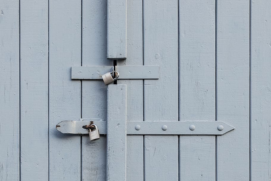 Due, grigio, lucchetti di metallo, porta, serratura, tavola, lucchetto, sicurezza, cancello, agricoltura, fienile, box auto, all'aperto, dipinto, verticale, bianca, legna, dipingere, legno - materiale, Entrata, chiuso, sfondi, vecchio, sistema di sicurezza, metallo, accessibilità, protezione, buco della serratura, vecchio stile, vita privata, acciaio, avvicinamento, recinto, arrugginito, 5K