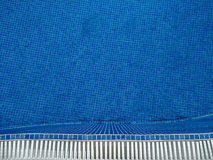 blå vand pool, blå, svømmepøl, pool, flise, mønster, vand, gulve, natur, ingen mennesker, dag, flisebelagt gulv, baggrunde, poolen, fuld ramme, udendørs, tekstureret, sollys, gennemsigtig, afspejling, renhed, turkisfarvet, 4K, CC0, offentligt domæne, royaltyfrie