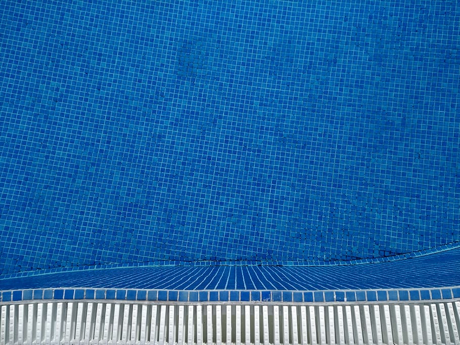 blå vand pool, blå, svømmepøl, pool, flise, mønster, vand, gulve, natur, ingen mennesker, dag, flisebelagt gulv, baggrunde, poolen, fuld ramme, udendørs, tekstureret, sollys, gennemsigtig, afspejling, renhed, turkisfarvet, 4K