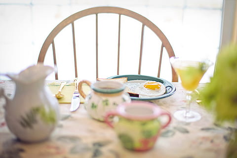 morgenmad, stegt æg, kaffe, bord, bordindstilling, mad, morgen, måltid, sund og rask, protein, brunch, ristet brød, mad og drikke, selektiv fokusering, indendørs, drikke, husholdningsudstyr, vindue, drikkeglas, kop, forfriskning, sund kost, ingen mennesker, velvære, glas, tæt på, tepotte, friskhed, porcelæn, te kop, 5K, CC0, offentligt domæne, royaltyfrie