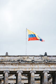 wehende Fahne, Flagge, die Architektur, gebaute Struktur, Patriotismus, Gebäudehülle, Himmel, Reiseziele, Natur, Stadt, Tag, Flachwinkelansicht, Tourismus, keine Leute, Reise, Geschichte, die Vergangenheit, draußen, Wind, architektonische Säule, Regierung, 5K, CC0, gemeinfrei, lizenzfrei
